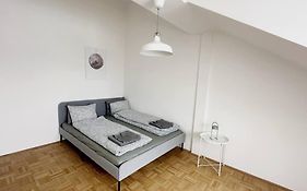 Cozy & New With Balcony View